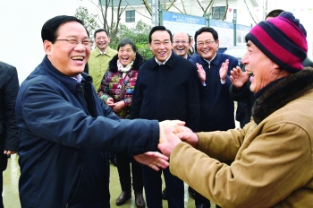 2月3日，春節(jié)后上班第一天，省委書記李強(qiáng)來(lái)我市基層走訪調(diào)研，看望鹽城“6.23”特大龍卷風(fēng)冰雹災(zāi)害受災(zāi)群眾。.jpg
