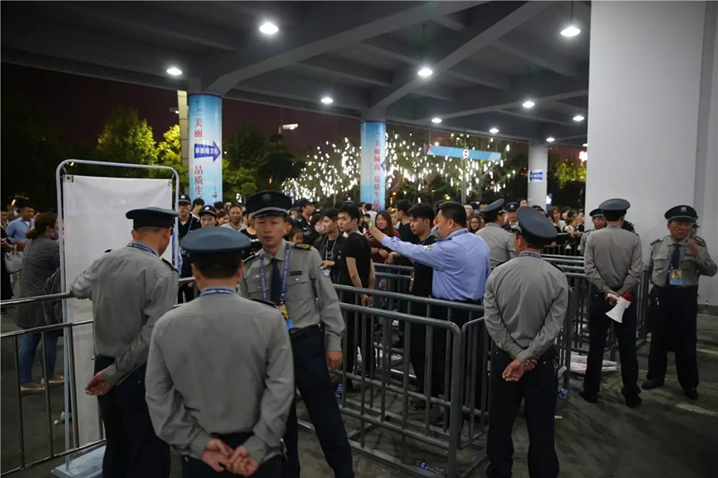 圖為保安隊員們快速反應(yīng)，處置突發(fā)事件。.png